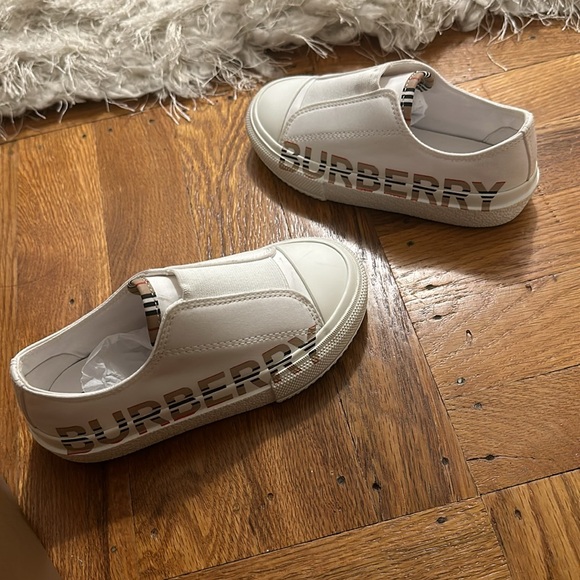 Burberry UNISEX Canvas Sneaker - Picture 5 of 5